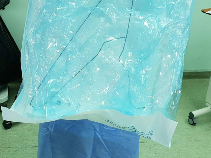 طبيب سعودي يحوّل علّاقة ملابس إلى أداة جراحية وينقذ حياة مريض